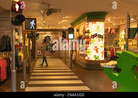 À l'intérieur de la boutique des feux de signalisation, ou Ampelmännchen. L'homme vert et rouge avec un chapeau. Symbole des feux de circulation piétonniers à Berlin. Banque D'Images