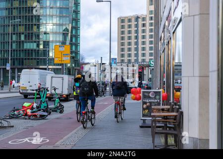 Une piste cyclable ou une piste cyclable à Berlin, en Allemagne. Les gens et les cyclistes dans la rue à Berlin.Berlin architecture. Panneau S-Bahn. Banque D'Images