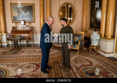 Le roi Charles III tient une audience avec le président ukrainien Volodymyr Zelensky à Buckingham Palace, Londres, lors de sa première visite au Royaume-Uni depuis l'invasion russe de l'Ukraine. Date de la photo: Mercredi 8 février 2023. Banque D'Images