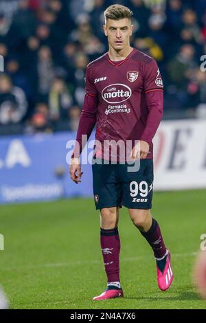 Krzysztof Piatek, l'attaquant polonais de Salerntana, regarde pendant la série Un match de football entre Salerntana et Juventus au stade Arechi de Salerne, dans le sud de l'Italie, sur 7 février 2023. Banque D'Images