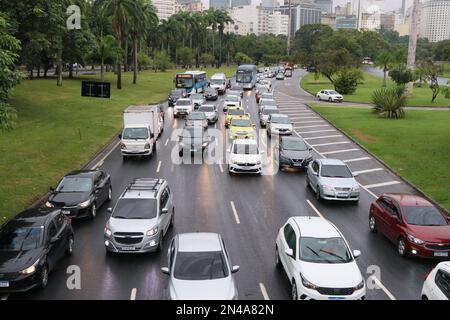 Rio de Janeiro, Rio de Janeiro, Brésil. 8th févr. 2023. (INT) les conséquences des pluies à Rio de Janeiro. 08 février 2023, Rio de Janeiro, Brésil: La forte pluie qui est tombée hier (7), à Rio de Janeiro, continue de poser des problèmes, la voie du Parc Flamengo vers la zone Sud est complètement fermée, pour le retrait des voitures abandonnées sur la route mercredi (08).Credit: Jose Lucena /Thenews2 (Credit image: © Jose Lucena/TheNEWS2 via ZUMA Press Wire) USAGE ÉDITORIAL SEULEMENT! Non destiné À un usage commercial ! Banque D'Images