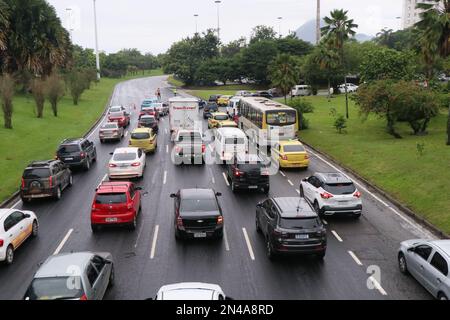 Rio de Janeiro, Rio de Janeiro, Brésil. 8th févr. 2023. (INT) les conséquences des pluies à Rio de Janeiro. 08 février 2023, Rio de Janeiro, Brésil: La forte pluie qui est tombée hier (7), à Rio de Janeiro, continue de poser des problèmes, la voie du Parc Flamengo vers la zone Sud est complètement fermée, pour le retrait des voitures abandonnées sur la route mercredi (08).Credit: Jose Lucena /Thenews2 (Credit image: © Jose Lucena/TheNEWS2 via ZUMA Press Wire) USAGE ÉDITORIAL SEULEMENT! Non destiné À un usage commercial ! Banque D'Images