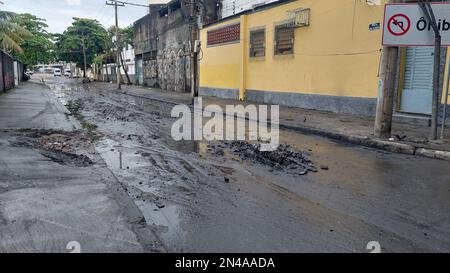 Rio de Janeiro, Rio de Janeiro, Brésil. 8th févr. 2023. (INT) les conséquences des pluies à Rio de Janeiro. 08 février 2023, Rio de Janeiro, Brésil: La forte pluie qui est tombée hier (7), à Rio de Janeiro, continue de poser des problèmes, la voie du Parc Flamengo vers la zone Sud est complètement fermée, pour le retrait des voitures abandonnées sur la route mercredi (08).Credit: Jose Lucena /Thenews2 (Credit image: © Jose Lucena/TheNEWS2 via ZUMA Press Wire) USAGE ÉDITORIAL SEULEMENT! Non destiné À un usage commercial ! Banque D'Images