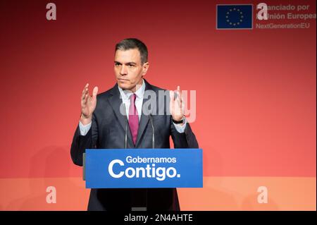 Madrid, Espagne. 08th févr. 2023. Le Président du Gouvernement espagnol, Pedro Sanchez, prenant la parole au cours de l'événement "Emprendiendo el futuro que queremos" (entreprendre l'avenir que nous voulons), une réunion consacrée à l'esprit d'entreprise novateur en Espagne, organisée par ENISA à la Royal Tapestry Factory. Credit: Marcos del Mazo/Alay Live News Banque D'Images