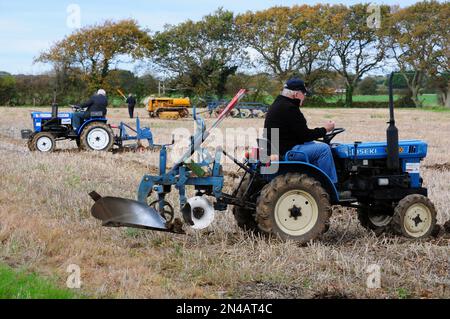 Concurrents dans un match de labour sur la plaine de Chichester. Banque D'Images