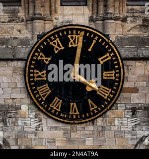 Gros plan du visage et des mains d'une horloge traditionnelle de l'église sur une tour d'horloge dans un cadre carré Banque D'Images