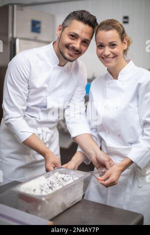 employés de l'usine de confiserie en manteaux blancs Banque D'Images