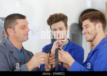 stagiaires avec un enseignant en formation technique à une fraiseuse Banque D'Images