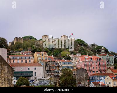 Vue sur la rue Château George dans le quartier de la vieille ville de Mouraria à Lisbonne, Portugal. Banque D'Images