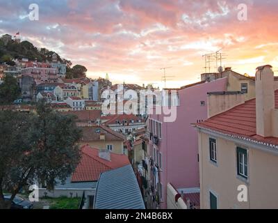 Vue depuis la fenêtre d'appartement du quartier Mouraria à Lisbonne, Portugal au coucher du soleil Banque D'Images