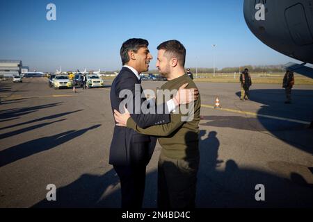 Londres, Royaume-Uni. 08th févr. 2023. Le Premier ministre britannique Rishi Sunak embrasse le président ukrainien Volodymyr Zelenskyy, à droite, à son arrivée à bord d’un avion de transport C-17 de la Royal Air Force à l’aéroport de Stansted, à 8 février 2023, à Londres, au Royaume-Uni. Crédit: Pool photo/Bureau de presse présidentiel ukrainien/Alamy Live News Banque D'Images