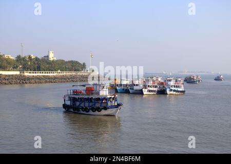 21 décembre 2022 - Mumbai, Maharashtra en Inde: Bateaux et ferries près de la porte d'entrée de l'Inde Banque D'Images