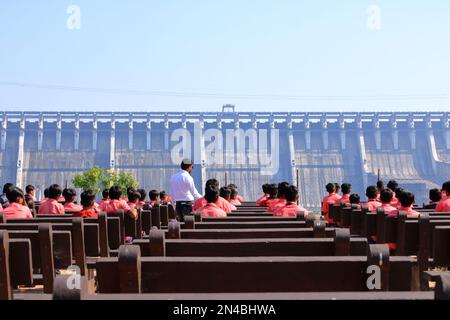 23 décembre 2022 - Gujarat en Inde: Les gens apprécient le barrage Sardar Sarovar (Kevadia Gaam) Banque D'Images