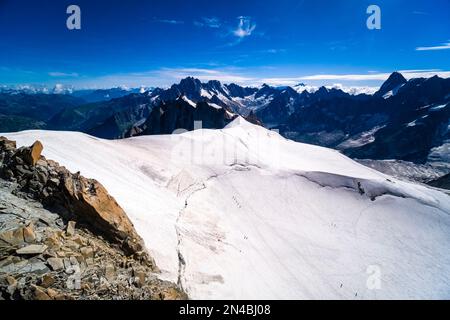 Vue aérienne depuis le téléphérique panoramique du Mont blanc entre l'aiguille du midi et la Pointe Helbronner du glacier géant, alpinistes traversant la glace. Banque D'Images
