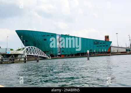 Nemo Science Centre Amsterdam Hollande pays-Bas ville de beaux bâtiments vélos canaux rues et ponts et vie nocturne Banque D'Images