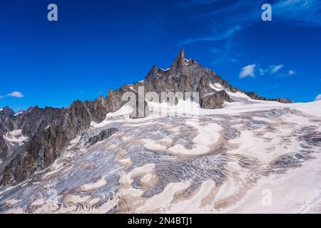 Vue sur les pistes, les crêtes et les crevasses de la partie supérieure du glacier géant, le Dent du géant se faisant remarquer. Banque D'Images