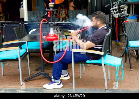 Fumoir vapoping café Amsterdam Hollande pays-Bas ville de beaux bâtiments vélos canaux rues et ponts et vie nocturne Banque D'Images