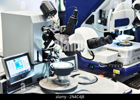 Stéréomicroscope binoculaire de laboratoire moderne Banque D'Images