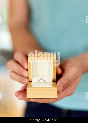 Homme tenant et présentant un anneau d'engagement en boîte ouvert Banque D'Images