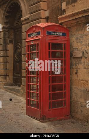 Rouge, anglais Phonebooth avec grafiti, situé sur l'île de malte, à Valetta Banque D'Images