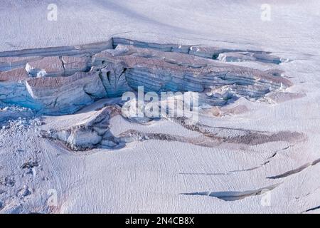 Vue aérienne des pistes, des crevasses et des brises de la partie supérieure du glacier géant. Banque D'Images