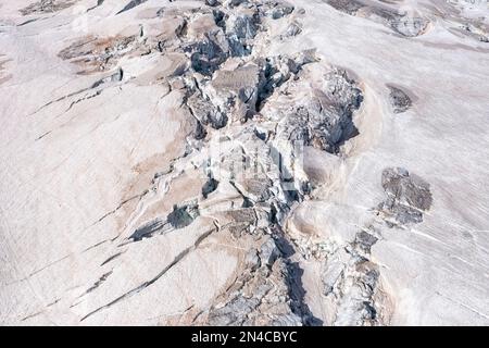 Vue aérienne des pistes, des crevasses et des brises de la partie supérieure du glacier géant. Banque D'Images