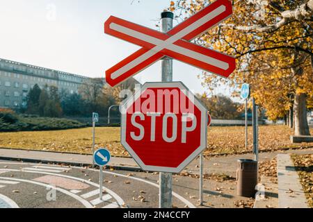 Stop rouge sur fond de ville d'automne. Signal de circulation. Banque D'Images