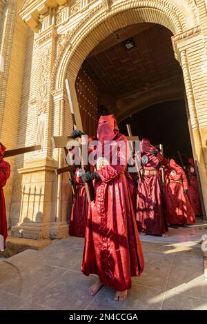 Arahal. Séville. Espagne. 14th avril 2022. Pénitents de la fraternité de la Misericordia, d'Arahal (Séville), pendant le procession de procession Banque D'Images