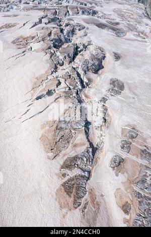 Vue aérienne des pistes, des crevasses et des brises de la partie supérieure du glacier géant. Banque D'Images