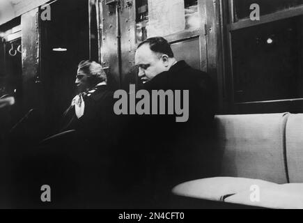 Homme et femme assis sur le siège de Subway, New York, New York, Etats-Unis, Angelo Rizzuto, Collection Anthony Angel, janvier 1958 Banque D'Images