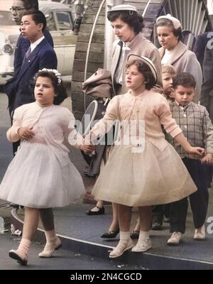 Deux femmes, deux jeunes filles et deux jeunes garçons en beaux vêtements sur le point de traverser la rue, New York, New York, Etats-Unis, Angelo Rizzuto, Collection Anthony Angel, mai 1956 Banque D'Images