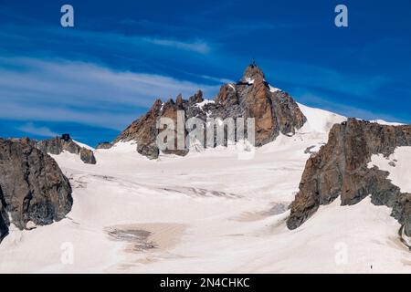 Vue sur les pistes et les crevasses de la partie supérieure du glacier géant, avec l'aiguille du midi. Banque D'Images