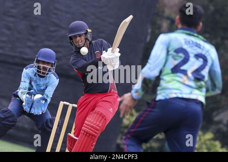 Le Nihad Shah de HKCC (chemise noire) et Khan Akbar de l'USRC (à droite), Umar Mohammad (à gauche) en action pendant la première ligue de Gencor : USRC v HKCC au Hong Kong Cricket Club de Tai Tam. 05FEB23 SCMP/Edmond SO Banque D'Images