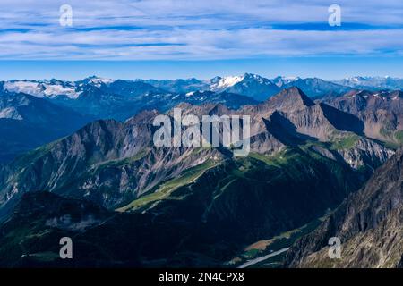 Vue depuis la Pointe Helbronner jusqu'aux sommets du sud-ouest du massif du Mont blanc. Banque D'Images