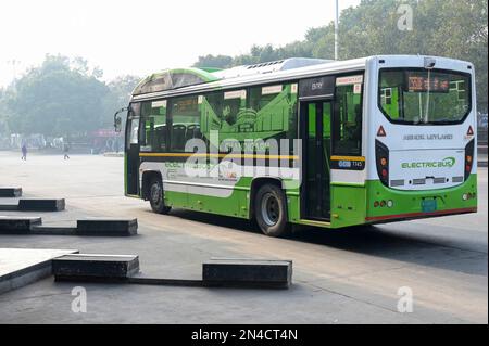 INDE, Chandigarh, secteur 17, terminal de bus Inter State, bus électrique Ashok Leyland pour les transports en commun dans la ville Banque D'Images