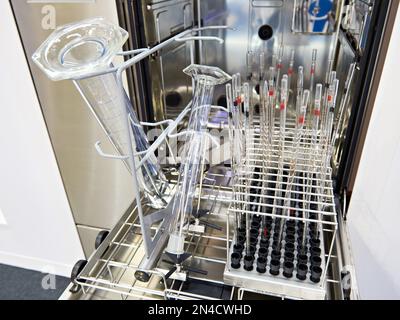 Machine pour le lavage et la désinfection automatiques de la verrerie chimique Banque D'Images