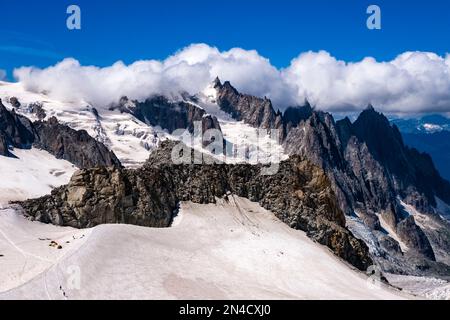 Vue sur les sommets du massif est du Mont blanc depuis la Pointe Helbronner, les nuages se déplacent. Banque D'Images