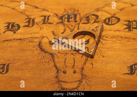 panneau ouija en bois pyrographique Banque D'Images