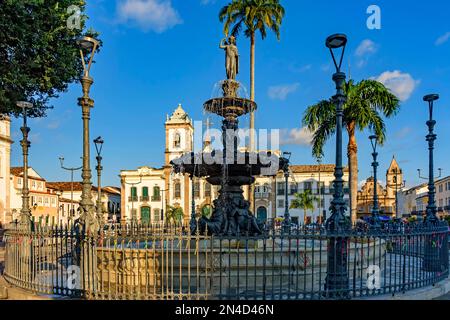 Place centrale dans le quartier historique de Pelourinho à Salvador avec fontaine, maisons et églises Banque D'Images