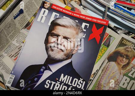 Prague, République tchèque - 5 février 2023: Petr Pavel, nouveau président de la République tchèque, général de l'armée à la retraite et fonctionnaire de l'OTAN dans les journaux Banque D'Images