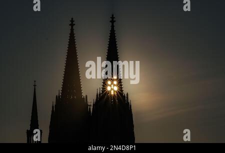 Cologne, Allemagne. 08th févr. 2023. Le soleil brille à travers la tour nord à la cathédrale dans la soirée. Credit: Oliver Berg/dpa/Alay Live News Banque D'Images