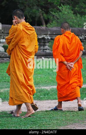 Moine bouddhiste en visite à Angkor Wat, Cambodge Banque D'Images