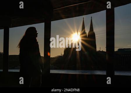 Cologne, Allemagne. 08th févr. 2023. Le soleil se couche derrière la cathédrale le soir. Credit: Oliver Berg/dpa/Alay Live News Banque D'Images