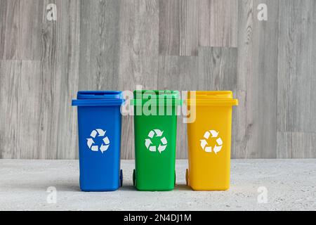 Conteneur bleu, vert et jaune pour collecte séparée des déchets, concept de recyclage des déchets Banque D'Images