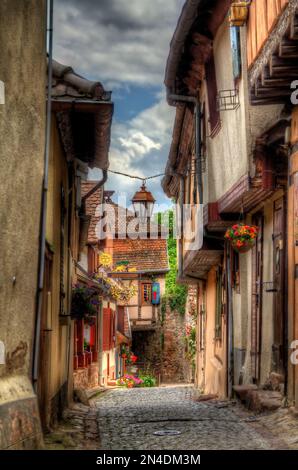 Allée dans le beau vieux village de Riquewihr en Alsace, France Banque D'Images