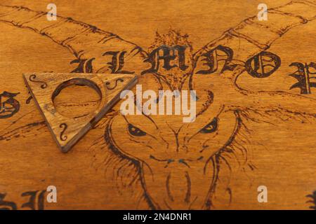 panneau ouija en bois pyrographique Banque D'Images