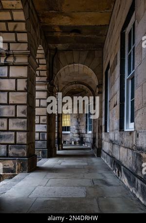 Arcade ou couloir couvert au bâtiment de la Cour de session, Parliament Square, Édimbourg, Écosse, Royaume-Uni Banque D'Images