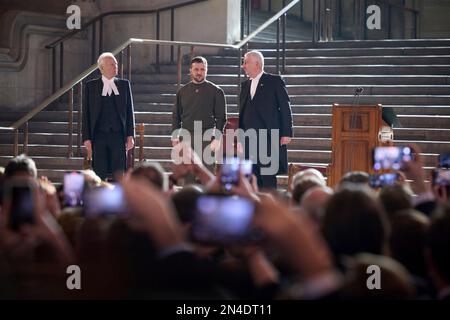 Londres, Royaume-Uni. 08th févr. 2023. Le président ukrainien Volodymyr Zelenskyy, au centre, est aux côtés du président de la Chambre des communes, Sir Lindsay Hoyle, à droite, et de Lord John McFall, À gauche, suite à une allocution devant les députés de Westminster Hall, 8 février 2023, à Londres, au Royaume-Uni. Crédit: Pool photo/Bureau de presse présidentiel ukrainien/Alamy Live News Banque D'Images