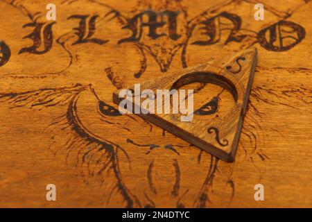 panneau ouija en bois pyrographique Banque D'Images