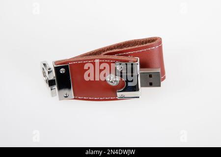 USB cuir moderne flash drive sur fond blanc Banque D'Images